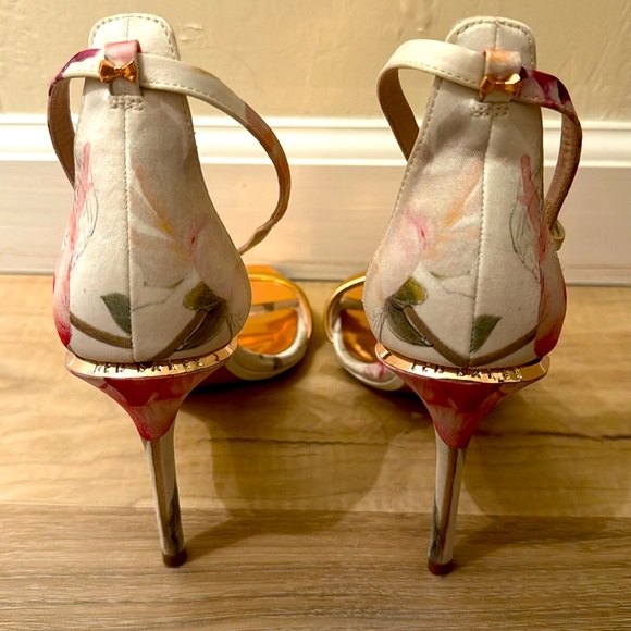 This shoes are absolutely beautiful,I paid so much $for them & forced them in. - Picture 1 of 4